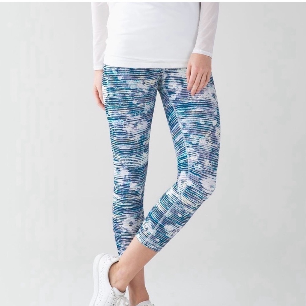 Lululemon Inspire Crop II | Blurry Belle (W6APRS) | Size 4 | EUC